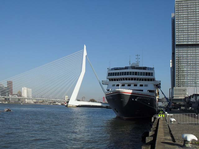 Cruiseschip ms Braemar van Fred Olsen aan de Cruise Terminal Rotterdam
